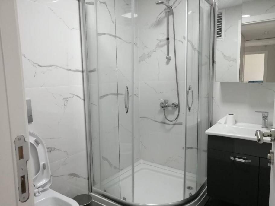 Şişli Apartment, 2 bedrooms, 250 m metro, New Modern Residence Istanboel Buitenkant foto